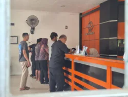 Salurkan Bantuan Subsidi Upah Tahap Ketiga, Kantor Pos Sungailiat Dipenuhi Para Pekerja