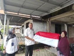 Bagikan Bendera Merah Putih ke Warga, Kemendukbangga/BKKBN Babel Ajak Kembali Kibarkan Semangat Kebangsaan