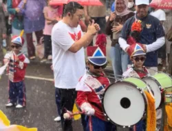 Riza-Debby Apresiasi Seluruh Para Peserta Ikuti Pawai Indah Meski Diguyur Hujan