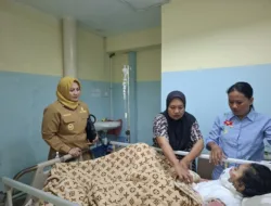 Beri Dukungan Moral, Wagub Babel Jenguk Korban Penyiraman Air Keras