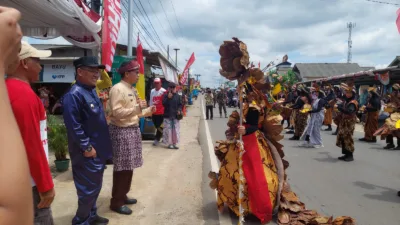 Pemkab Bateng Apresiasi Desa Namang Gelar Pawai Karnaval