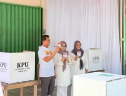 Ditemani Isteri, Basit Cinda Diajak Swafoto Sebelum Gunakan Hak Pilih di TPS 007 Selindung