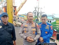 Petugas Bongkar Empat Ponton yang Diamankan di Perairan Cupat