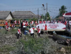 Gotong Royong untuk Merah Putih, Karyawan PT Timah Bersama Masyarakat Opas Bersihkan Jalan hingga Bantaran Sungai Rangkui 