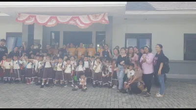 Siswa TK Theresia I Pangkalpinang Ditemani Guru dan Orang Tua Hibur Opa-Oma di Panti Jompo Rumah Kasih Emaus