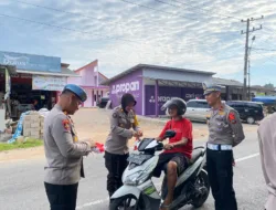 Jelang HUT ke 80 RI, Polres Bangka Bagikan Bendera ke Pengguna Jalan
