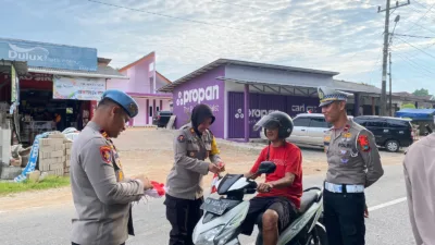 Jelang HUT ke 80 RI, Polres Bangka Bagikan Bendera ke Pengguna Jalan