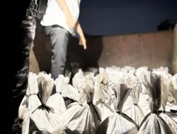 Lanal Babel Gagalkan Penyelundupan 80 Karung Pasir Timah di Kampung Nelayan Dua Sungailiat