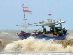 Kapal Nelayan dari Belitung Diduga Pecah di Pantai Rebo, Satu Orang Diselamatkan di Bagan