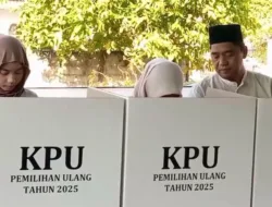Sebelum Gunakan Hak Suaranya di TPS Lingkungan Yos Sudarso, Rato Minta Restu ke Orang Tua