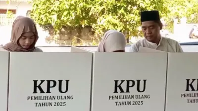 Sebelum Gunakan Hak Suaranya di TPS Lingkungan Yos Sudarso, Rato Minta Restu ke Orang Tua