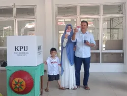 Calon Bupati Fery Insani Ditemani Isteri dan Anak Coblos di TPS 02 Halaman GSG Sepintu Sedulang