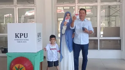 Calon Bupati Fery Insani Ditemani Isteri dan Anak Coblos di TPS 02 Halaman GSG Sepintu Sedulang