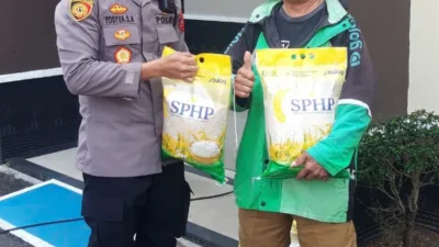 8 Ton Beras Ludes Diserbu Warga, Kompol Yosyua : Semoga Bermanfaat dan Dapur Bisa Ngebul