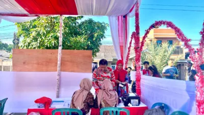 Kompak Pakai Batik Merah , Prof. Udin dan Keluarga Gunakan Hak Pilih di TPS 03