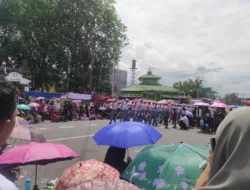 Antusiasme Warga Padati Rute Pawai Hari Pertama HUT ke-80 RI di Pangkalpinang