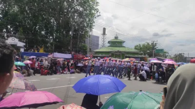 Antusiasme Warga Padati Rute Pawai Hari Pertama HUT ke-80 RI di Pangkalpinang