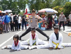 Kapolda Babel Berbaur dan Sapa Masyarakat Pangkalpinang di Karnaval HUT ke-80 RI