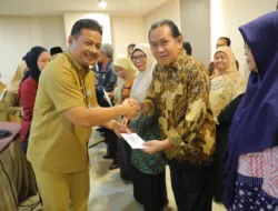 Pj Sekda Fery Serahkan Tali Asih Korpri Kepada 28 Purnabakti ASN Babel