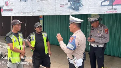Juru Parkir di Sungailiat Diajari Cara Meniup Peluit