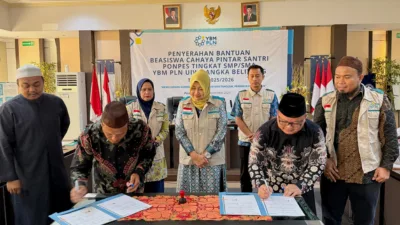 GM PLN Babel Serahkan Bantuan YBM,  Program Beasiswa Cahaya Pintar untuk Santri Kurang Mampu
