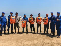 Tingkatkan Keamanan saat Melaut, Polres Babar Bagikan Life Jacket ke Nelayan Keranji