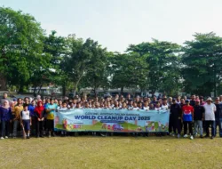 Gotong Royong di World Clean Up Day, PT Timah Ajak Pelajar dan Masyarakat Jaga Kebersihan Taman Sari