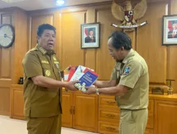 Gubernur Babel,  Hidayat Arsani Sumbang Belasan Buku ke Perpusprov Babel
