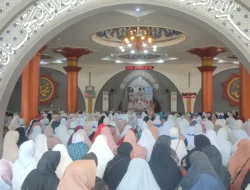 Hadiri Safari Dakwah Ummi Pipik, Ratusan Jama’ah Padati Masjid Agung Sungailiat