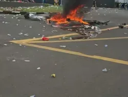 Demo di PT Timah Memanas, Pagar Kawat Dijebol, Korban Berjatuhan, Masa Mulai Lempari Kaca Kantor