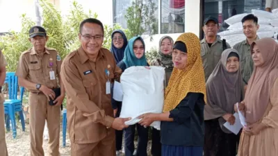 Penyaluran cadangan beras, di Kecamatan Rangkui, Senin (6/10/2025).