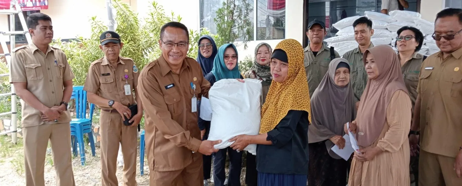 Penyaluran cadangan beras, di Kecamatan Rangkui, Senin (6/10/2025).