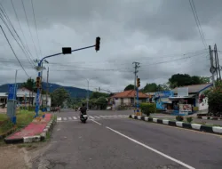 Hati-Hati Berkendara, Traffic Light Simpang Empat Mentok Mati