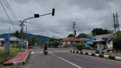 Hati-Hati Berkendara, Traffic Light Simpang Empat Mentok Mati