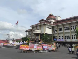 Jelang Pelantikan Prof Udin dan Dessy Ayutrisna, Karangan Bunga Hiasi Halaman Kantor Wali Kota Pangkalpinang