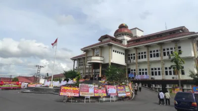 Jelang Pelantikan Prof Udin dan Dessy Ayutrisna, Karangan Bunga Hiasi Halaman Kantor Wali Kota Pangkalpinang