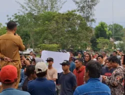 Ratusan Warga Geruduk Kantor Bupati Bangka Barat