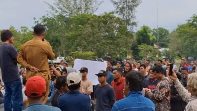 Ratusan Warga Geruduk Kantor Bupati Bangka Barat