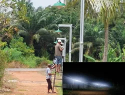 Terangi Malam Hadirkan Rasa Aman, Dosen UBB Pasang Lampu Jalan Tenaga Surya