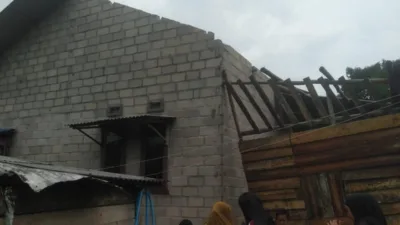 Angin Puting Beliung di Jebus, Satu Rumah Warga Rusak Parah Ditimpa Pohon Durian