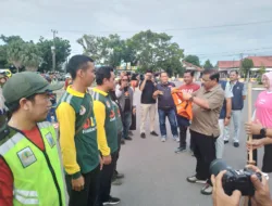 100 Tenaga Kebersihan Kota Pangkalpinang Dapat Rompi dan Sapu Lidi Baru