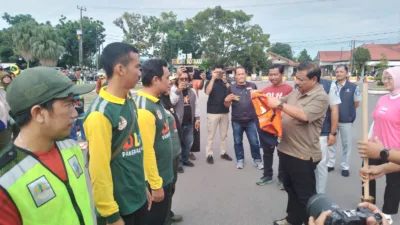 100 Tenaga Kebersihan Kota Pangkalpinang Dapat Rompi dan Sapu Lidi Baru
