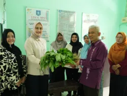 Ketua TP PKK Babel, Noni Hidayat Arsani Serahkan Hasil Panen Kebun Cikar ke Panti