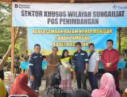 PT TIMAH Tbk Bersama Mitra Salurkan 200 Paket Beras untuk Warga Pesisir Sungailiat