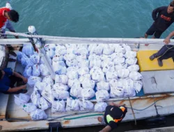 PT TIMAH Tbk Ringankan Beban Warga Penutuk Pasca Bencana Banjir Rob