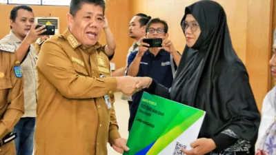 Gubernur Hidayat Arsani Serahkan Kartu BPJS Ketenagakerjaan Bagi UMKM di Belitung