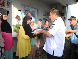 Rangkaian HUT ke-25 Babel, Hidayat Arsani Bagikan Sembako di Pasar Kampung Asam Pangkalpinang