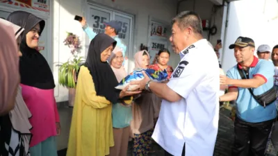 Rangkaian HUT ke-25 Babel, Hidayat Arsani Bagikan Sembako di Pasar Kampung Asam Pangkalpinang