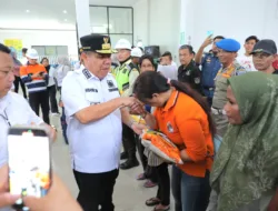 Berkah HUT Provinsi, Gubernur Hidayat Arsani Bagikan Sembako Kepada Pekerja di Pelabuhan Pangkalbalam