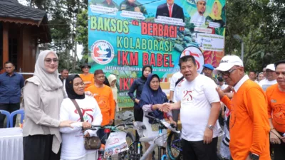 Semarak HUT ke-25 Babel, Gubernur Hidayat Berbagi Sembako di Tanjung Binga Belitung